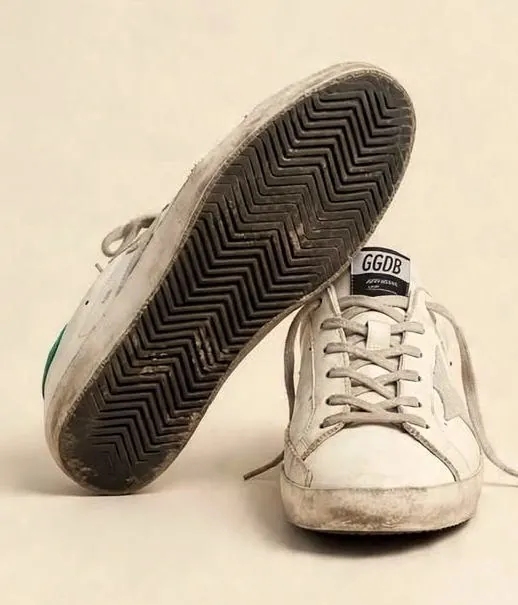 Prima della risuolatura: sneakers con la suola consumata