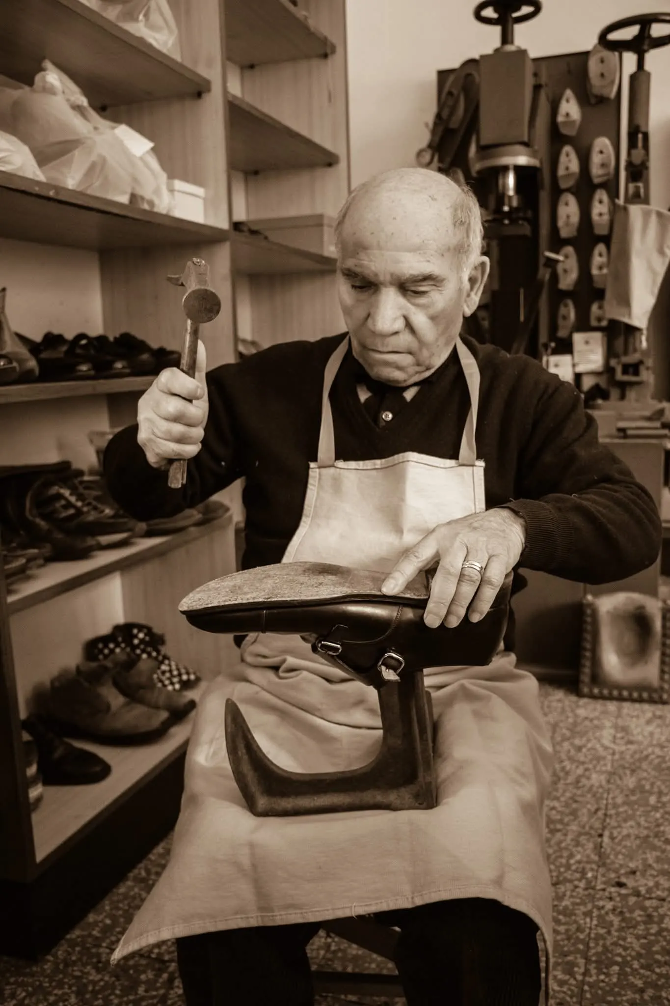 Simone, il papà di Mario, al lavoro in bottega